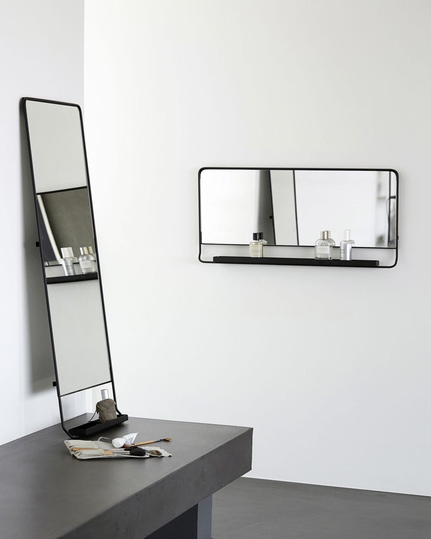 THE CHIC MIRROR WITH SHELF