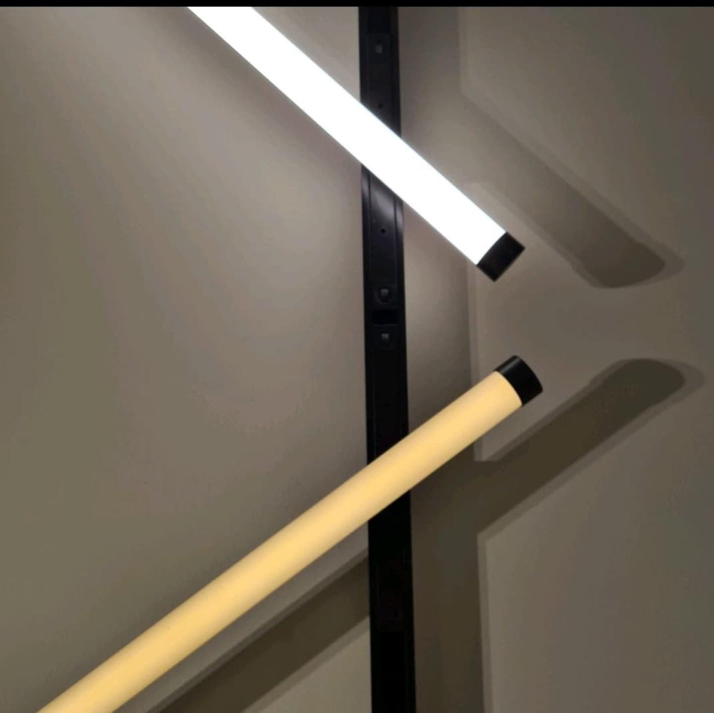 THE MAGNETIC WALL LAMP