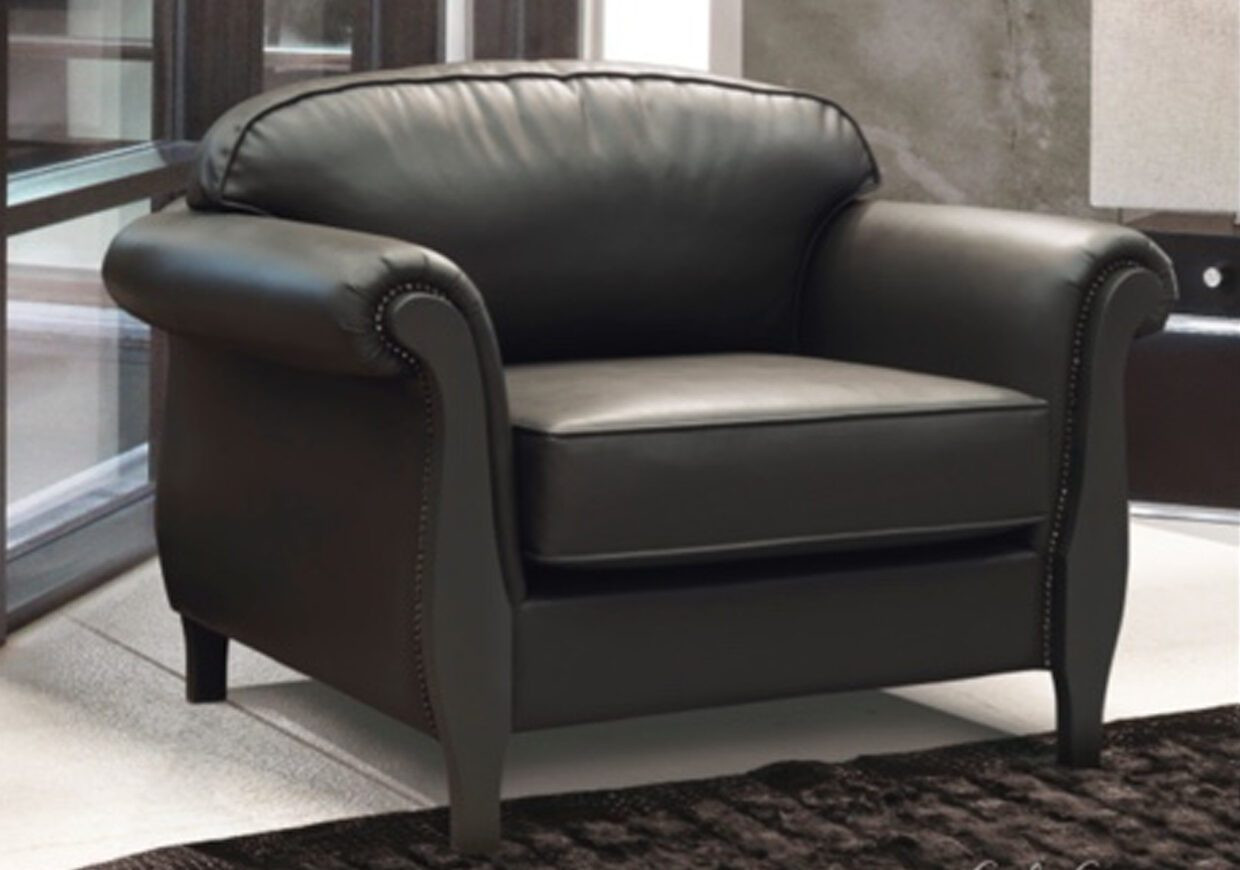 THE BOSTON CLASSIC ARMCHAIR